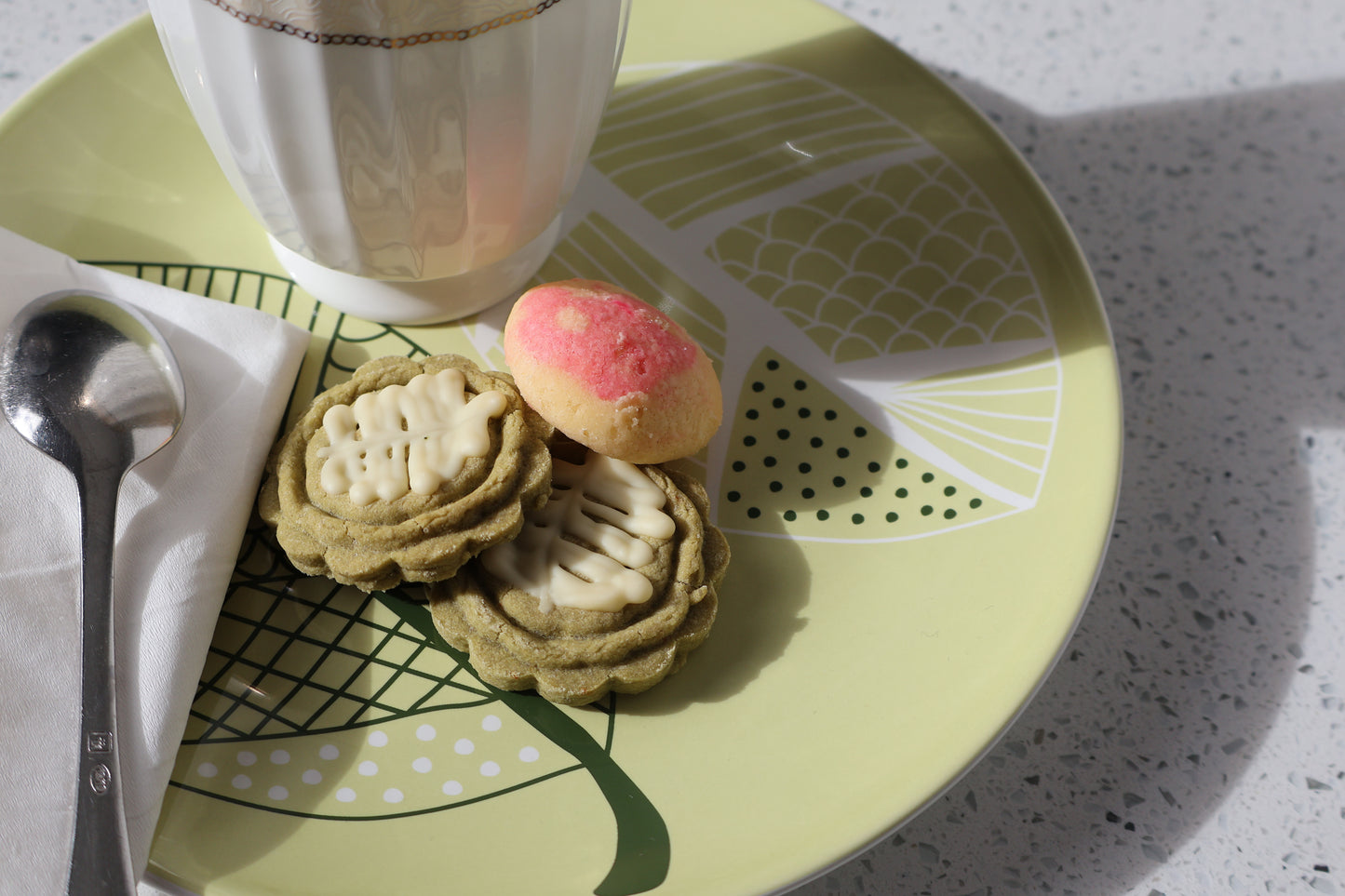 Matcha with White Chocolate Cookies
